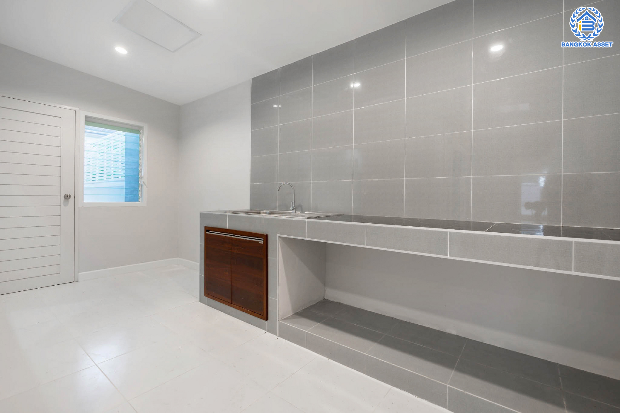 บ้านมือสองตกแต่งใหม่ ม.มณีรินทร์ รัตนาธิเบศร์ แบรนด์ Property Perfect หลังใหญ่ เนื้อที่ 60 ตร.ว. ฟังก์ชันจัดเต็ม 4 ห้องนอน 3 ห้องน้ำ 1 ห้องอเนกประสงค์ จอดรถได้ 2 คัน บนทำเลศักยภาพ ใกล้ทางด่วนงามวงศ์วาน และเพียง 10 นาที ถึงรถไฟฟ้า "สถานีบางรักน้อยท่าอิฐ"